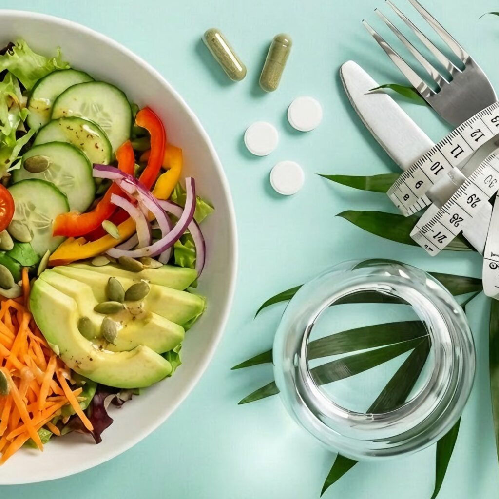 Ensalada colorida con suplementos, cinta métrica y vaso de agua