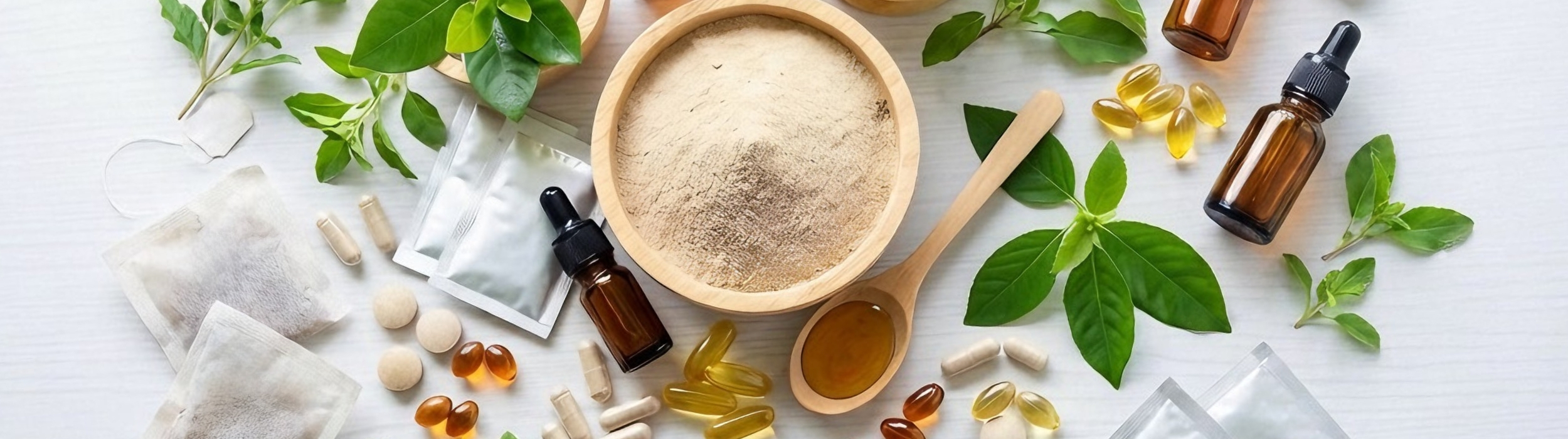Suplementos naturales: cápsulas, gotas, polvo herbal y jarabe