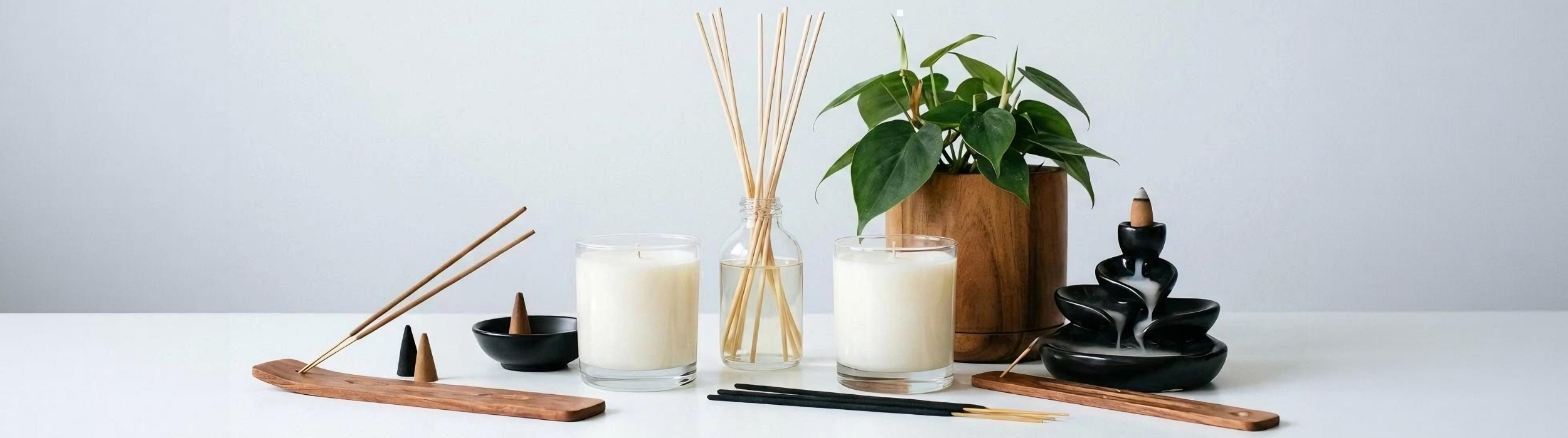 Velas, incienso, difusor, planta y quemador en ambiente de relajación